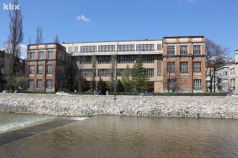 Gimnazija Obala napad